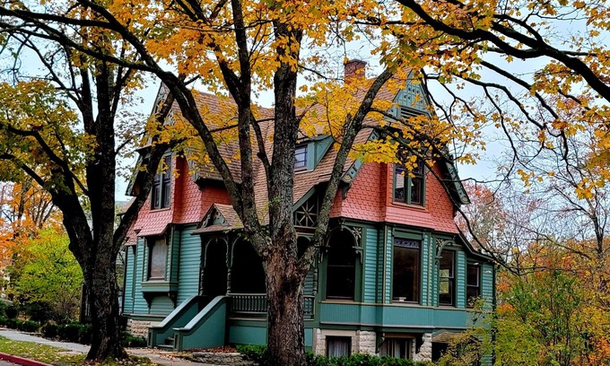 Eureka Springs Historic District Apartment | Historic 2 bedroom apt, close to downtown on upper loop next to Crescent Hotel