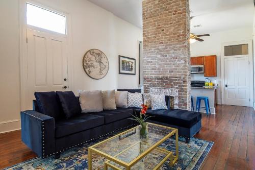 Faubourg Livaudais Apartment | Historic 3 bedroom 4blocks from famous St Charles Ave Mardi Gras parade route, steps to Jazz venues and restaurants