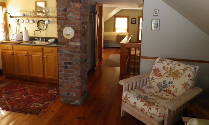 Block Island Apartment | Historic 3rd floor 1 Bedroom (Sleeps 4) Tastefully Decorated, ~AC~apartment