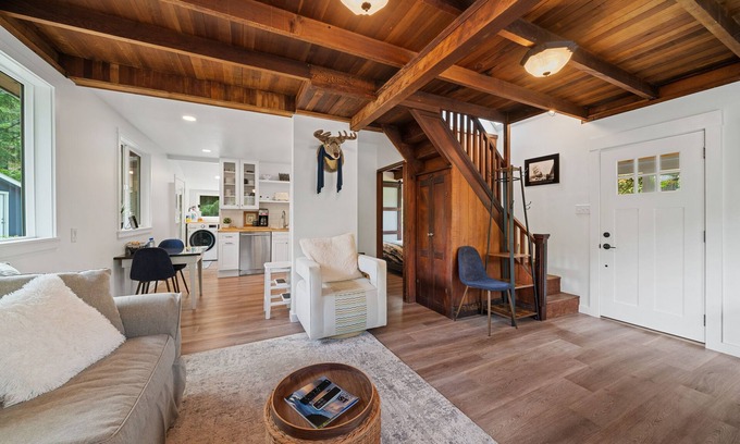 Neahkahnie Beach Cabin | ☀️Historic and Charming Beach Cottage.Beautifully Renovated! Easy walk to beach