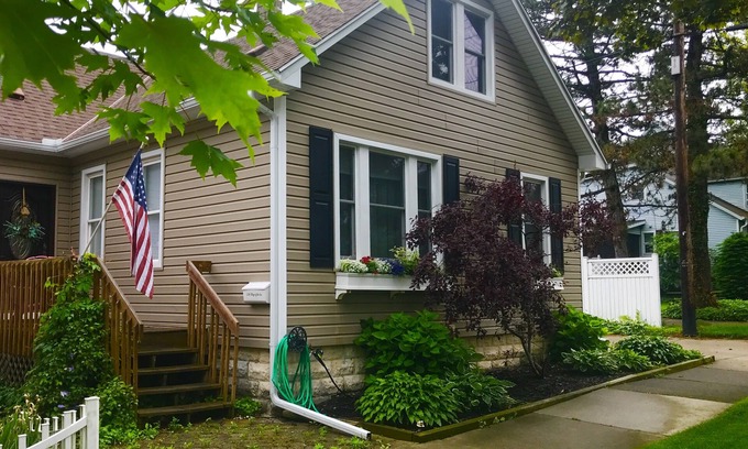 Saint Joseph House | Historic and quiet St. Joseph neighborhood: Lovely comfortable 100 yo two story