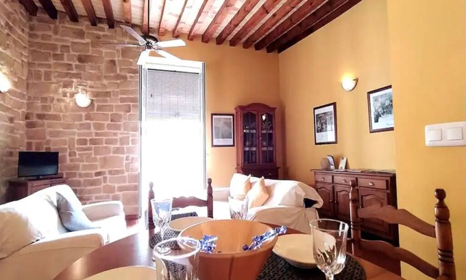 Alicante City Centre Apartment | Historic apartment with views of the Basilica of Santa Maria and 2 min. from sea