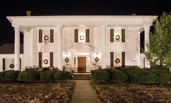 Cedar Hill House | Historic Cedar Hill Mansion on Large Farm w/Pool!