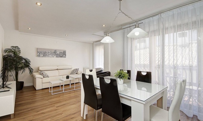 Centro - Sagrario Apartment | HISTORIC CENTER CATHEDRAL/ALBAICIN, NEAR ALHAMBRA. FREE PARKING & WIFI