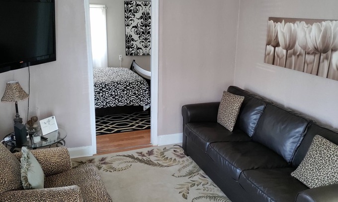 Portsmouth House | Historic Charm With Modern Comforts & Parking Near Oceanfront and Rivers Casino
