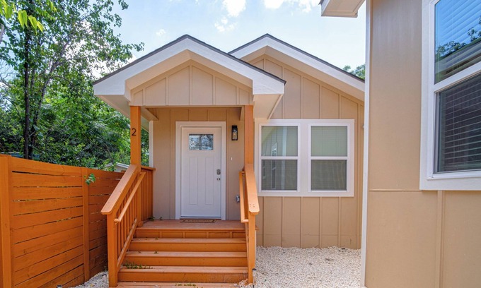 Nevada Street House | Historic Comfort 2BR/1BA Guesthouse Near Riverwalk