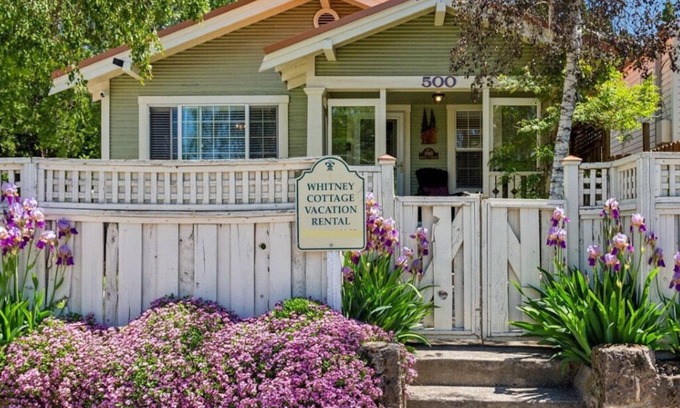 Mount Shasta House | Historic cottage in downtown Mt. Shasta, just steps away from all the action.