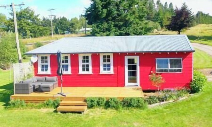 Danseys Pass House | Historic Cottage in rural Oamaru with farm animals and outdoor baths