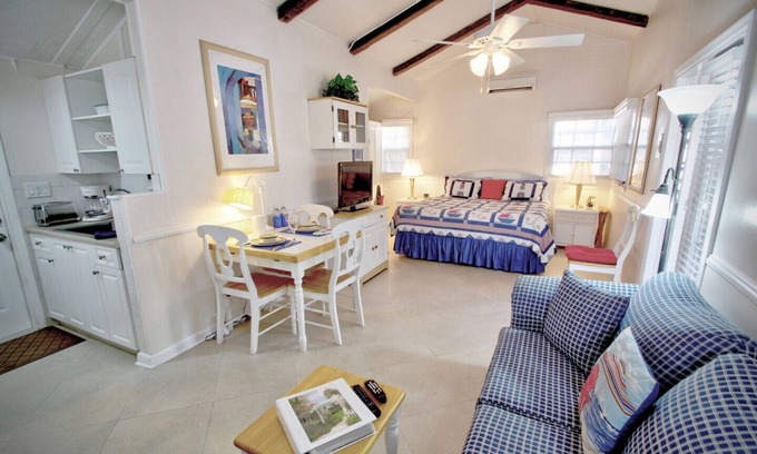Pompano Beach House | Historic Cottage 2 Blks to Beach, Wi-Fi, Great Location!