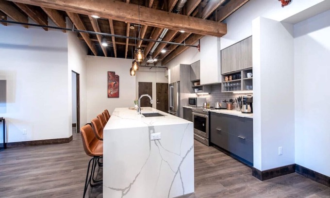 Downtown Spokane Apartment | Historic Downtown Loft with King Bed and Wifi