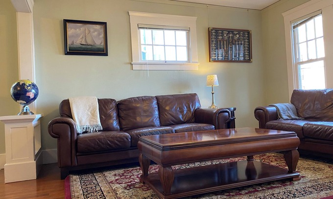 Astoria Apartment | Historic Downtown Riverview Flat, No. 1