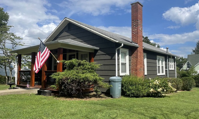 Fayetteville House | Historic Dwntwn, NRG, Convenient 3 Br Cottage