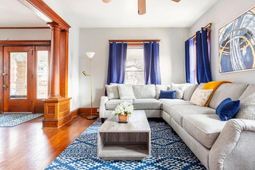 South Hyde Park House | Historic Family Getaway, 5 Star Location, Royal Beds