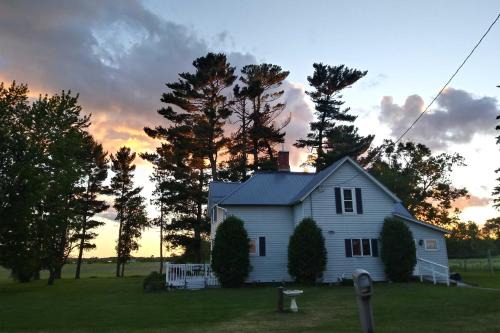 Polk County House | Historic Farmhouse with Fire Pit Pet Friendly!
