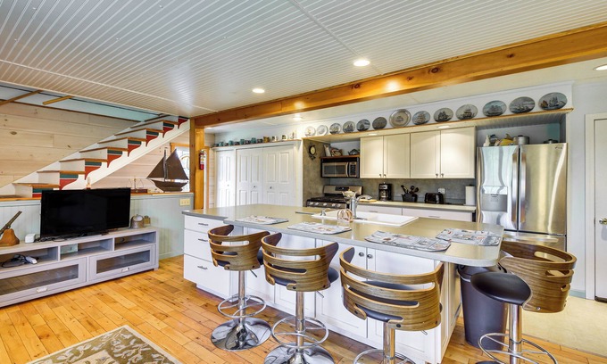 Friendship House | Historic Friendship Boat House Near Back River!