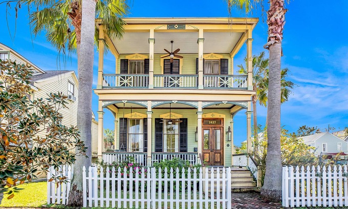 Galveston House | Historic home in walkable location by dining & attractions