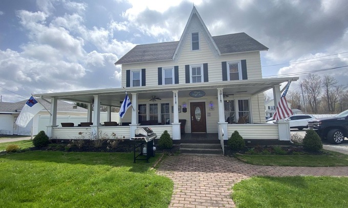Geneva-on-the-Lake House | Historic Home |Perfect Strip Location |Walk to Lake |Wine Country|Grill&Firepit|