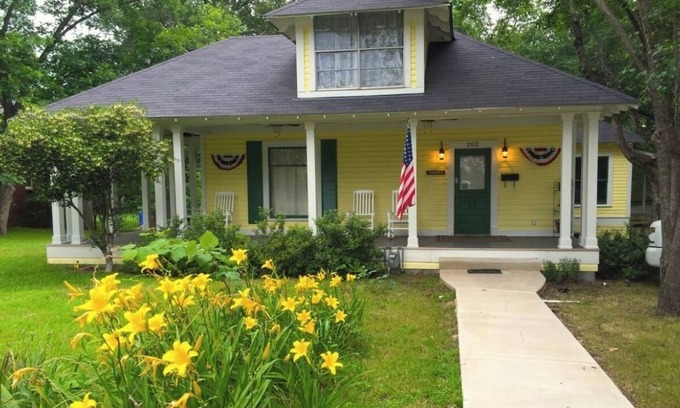 Mineola House | Historic House, modern amenities and large front porch, short walk downtown