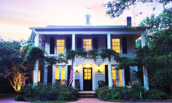 Beverly Woods House | Historic Kuralt House, 1/2 mile WALK to Quail Hollow Club