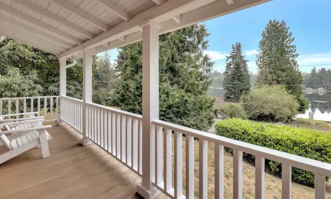 East Renton Highlands Cottage | Historic Lake Cottage in Squak Mountain - 30mins to Seattle, Bellevue, & Tacoma