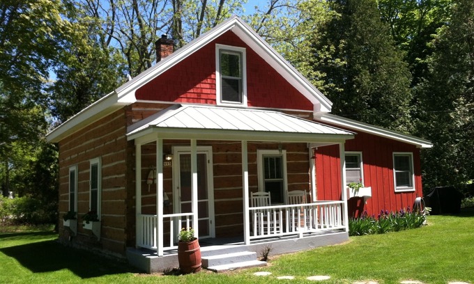 Gills Rock House | Historic Log Cabin by the Bay (Lake Views)