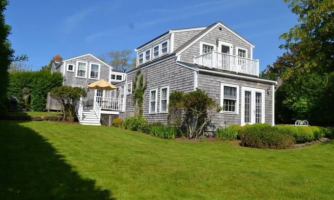 Nantucket Town House | Historic Nantucket Home. 8 minute walk to center of town