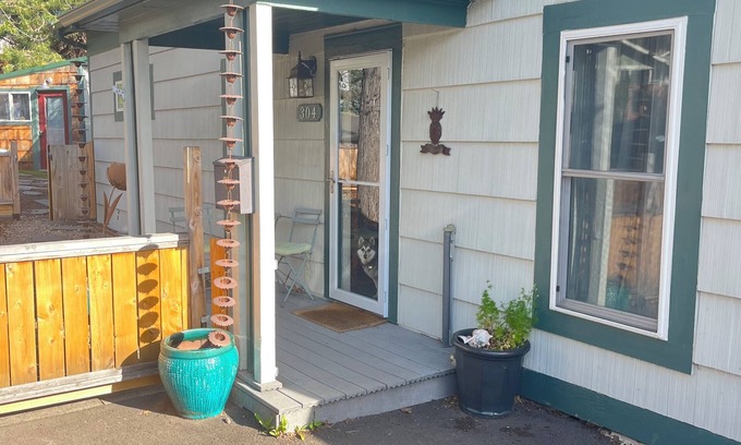 Ashland House | Historic Ohana House - Walk to Downtown Ashland, Hot Tub, Tiki Bar, Pet Friendly