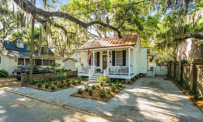 The Old Point House | Historic Old Point Charmer: Walk to Waterfront!