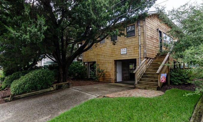 Wrightsville Beach House | Historic Pet Friendly Cottage w Fenced Yard