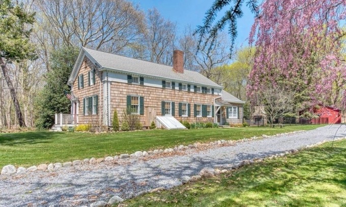 Cutchogue House | Historic Renovated Farmhouse, 2min to Beach, Vineyards, Fireplace, Kid Friendly