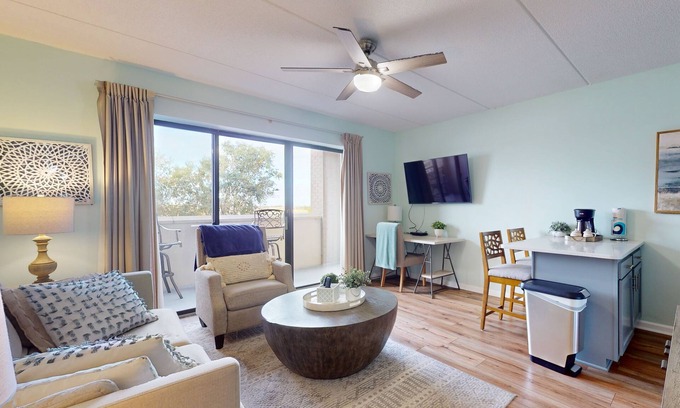 Wilmington Historic District Condo | Historic river-view condo with cozy balcony, washer/dryer - walk to downtown