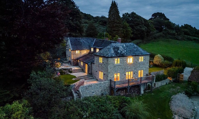 Axminster House | Historic rural farmhouse near coast sleeps 10-12