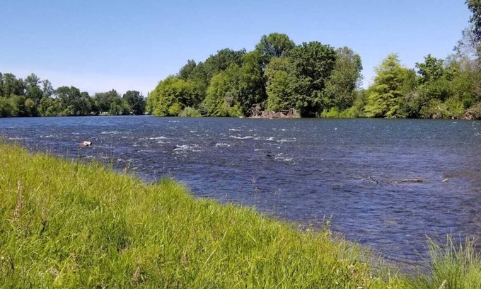 Eagle Point Cabin | HISTORIC RUSHING WATER LODGE on the rogue river was built in 1910