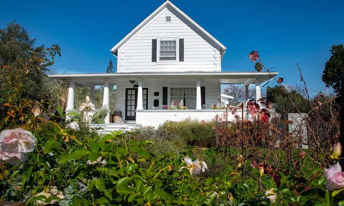 St. Helena House | Historic Saint Helena farm house one block from Main Street