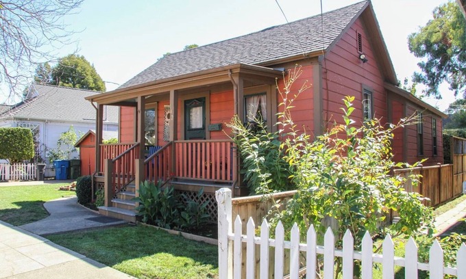 Santa Rosa House | Historic Santa Rosa Cottage Hot Tub