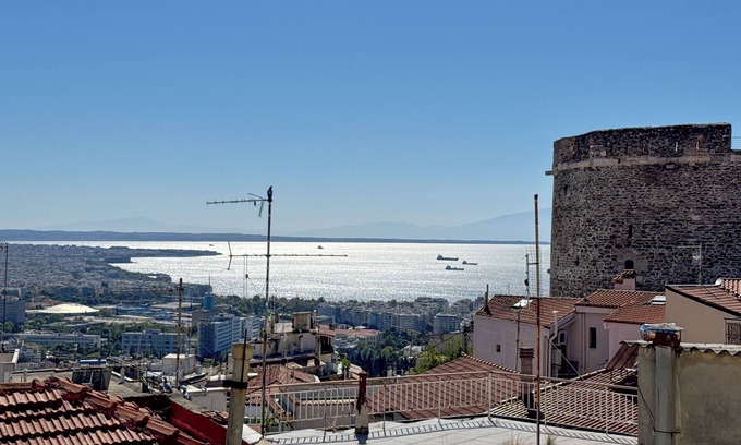 Ano Poli House | Historic Seaview Apartment near the City Center