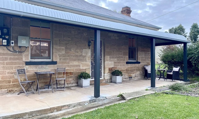 Rylstone Cottage | Historic Stone Cottage R - hotel linens - exceptional clean - 2min walk to town