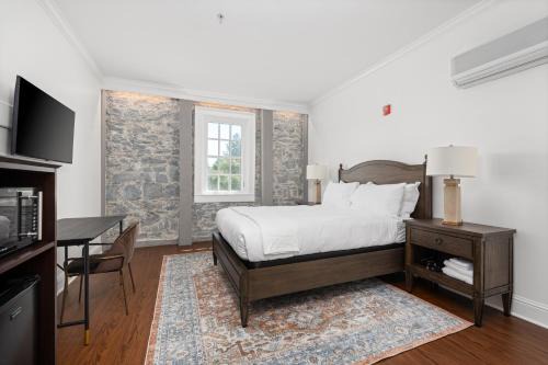 Santa Rosa Apartment | Historic Stonehouse Getaway Minutes to Downtown!