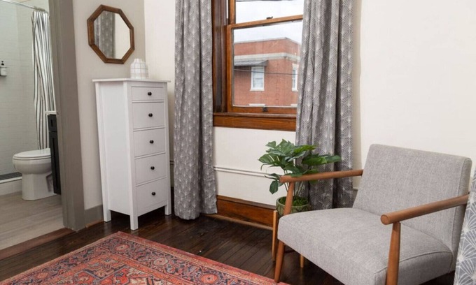 Roanoke Apartment | Historic Studio Loft - Chic Stay & Near Downtown