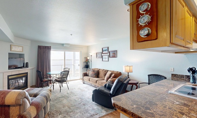 Lincoln City Condo | Historic Taft District condo with dazzling bay views, fireplace & washer/dryer