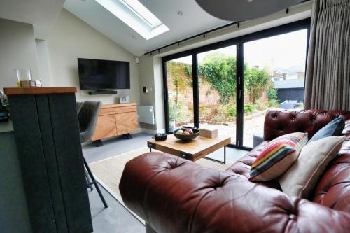 Tring House | Historic Tring 2 Story Flat on High Street