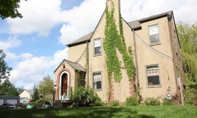 Sioux Falls House | Historic Twin Tudors Inn KP1400 All Rooms (KP1400ALL)