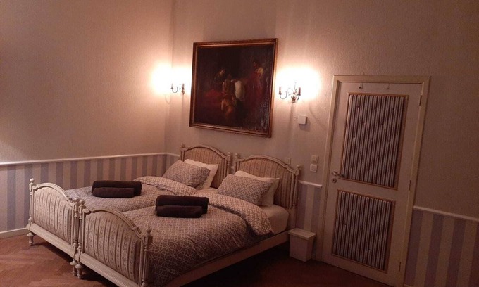 University District Apartment | HISTORIC UNIQUE GROUND FLOOR APARTMENT