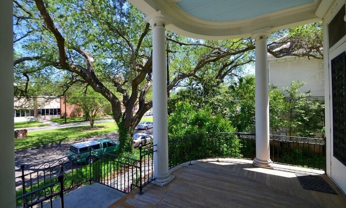 Uptown Historic District House | Historic Uptown Beauty b/t St Charles & Magazine Near FQ