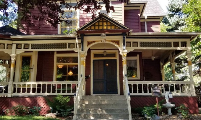 Sioux Falls Bed & Breakfast | Historic Victorian Inn Downtown (8 Bed 6 Bath)