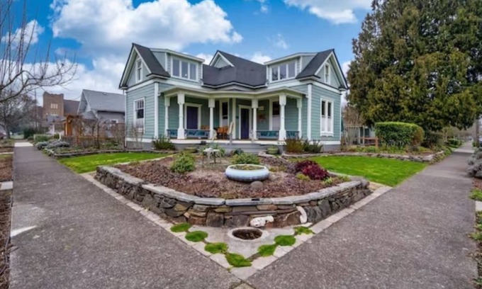 Springfield House | Historic Victorian 4 BR, 4.5 Bath home, w/optional add'l 1 BR, 1 Bath unit.