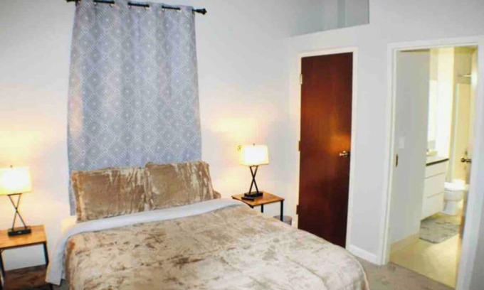Downtown Cleveland Apartment | Historic Warehouse District Downtown 2 BR Luxury