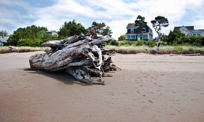 Seaside House | Historic Waterfront Beach House on Estuary