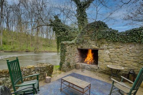 Boonsboro House | Historic Waterfront Retreat with Grill in Hagerstown