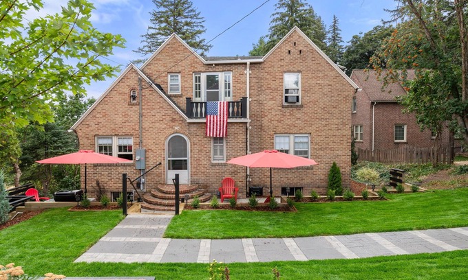 Pullman House | Historic WSU Drucker House-1/2 Block From Campus on College Hill